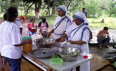 Hermanas Misioneras de la Caridad atendiendo en Calcuta