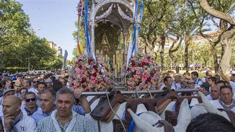 Carroza y Simpecado de la Hermandad del Rocío en salida desde Punta Umbría