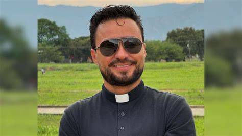 Retrato de sacerdote dirigiendo un retiro espiritual