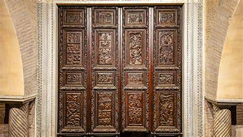 Puerta de madera de la basílica de Santa Sabina, detalle del relieve de la crucifixión