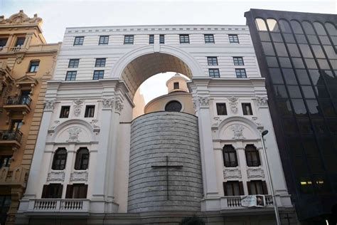 Fachada del Real Oratorio de Caballero de Gracia en la Gran Vía