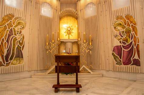 capilla adoración perpetua interior con Jesús en custodia