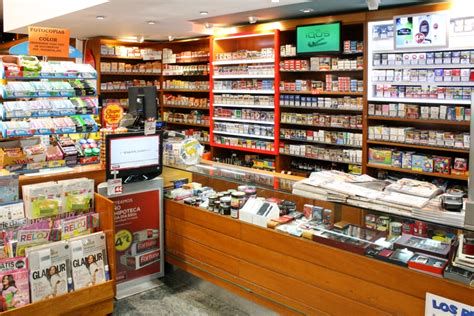 vitrina de estanco con productos variados