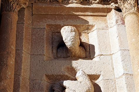 Fotografía de la fachada sur de la Catedral de Zamora con la cabeza tallada