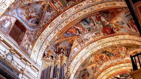 Interior restaurado de la iglesia de Los Remedios con las tres naves separadas por arcos de medio punto