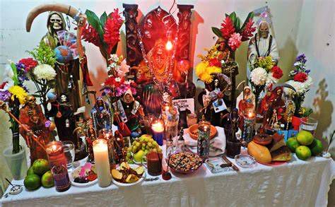 altar de la Santa Muerte con velas y ofrendas