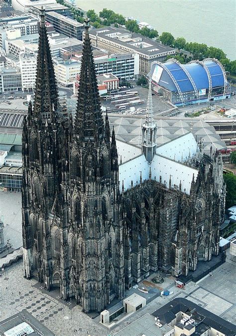 Vista aérea de la Catedral de Colonia mostrando sus arbotantes y gárgolas