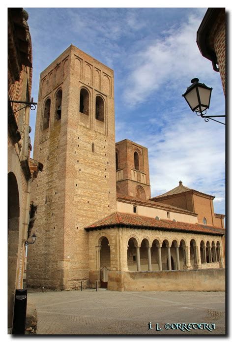 Vista de pueblo levantino, calles y claustro de iglesia