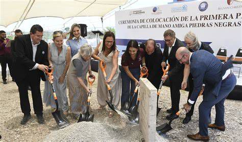 Imagen histórica de la construcción y primera piedra de la parroquia