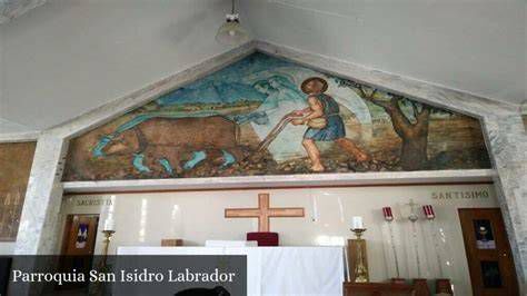 Interior de la Parroquia San Isidro Labrador mostrando decoración y altar