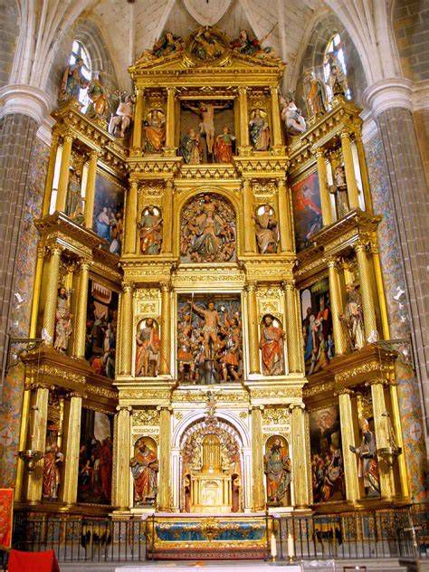 Interior de la iglesia parroquial: naves, columnas y retablo mayor