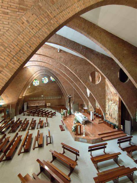 Fachada y arcos parabólicos de la parroquia Nuestra Señora de la Araucana