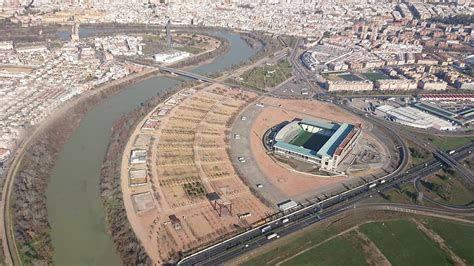 Vista aérea del estadio El Arcángel y su entorno urbano