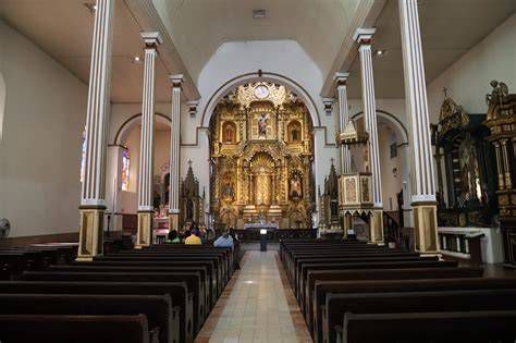 Fotografía histórica de la inauguración de la nueva iglesia de San José en 1977