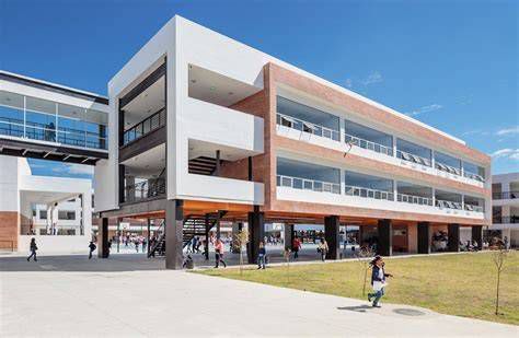fachada del instituto y aulas modernas