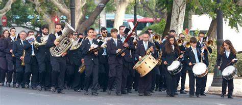 Coral Polifónica y Banda Municipal en la salida de la iglesia