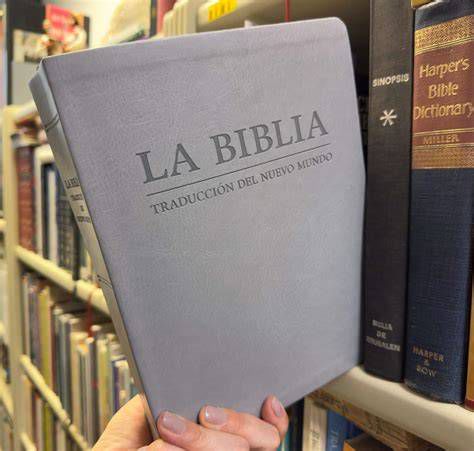 Portada y páginas interiores de la Traducción del Nuevo Mundo en español