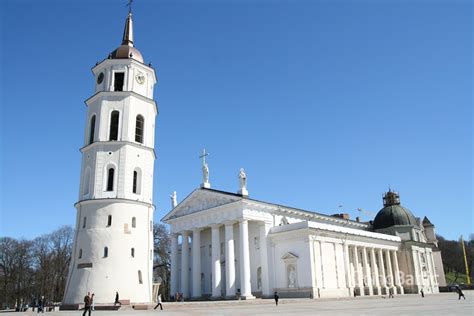 Fachada neoclásica de la Catedral de Vilnius con esculturas