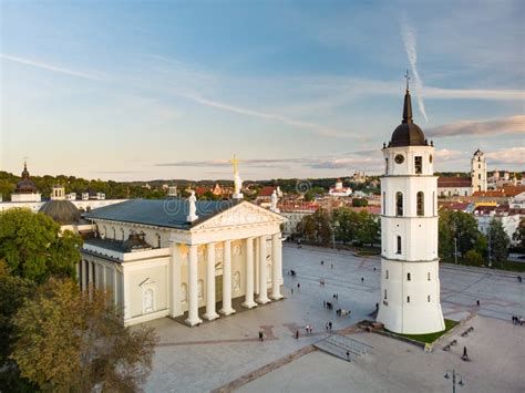Plaza frente a la Catedral de Vilnius al atardecer con la Torre de Gediminas al fondo