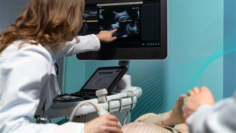 Imagen mostrando ultrasonido y análisis neonatal en clínica