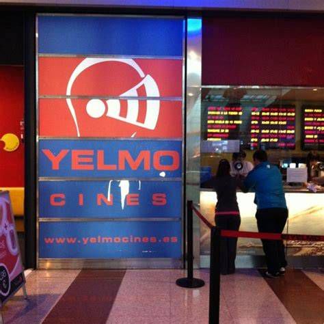 Fachada del Cine Yelmo Plenilunio