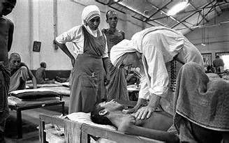 Fotografía histórica de Madre Teresa atendiendo a enfermos