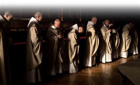 Monjes cantando en la abadía de Solesmes