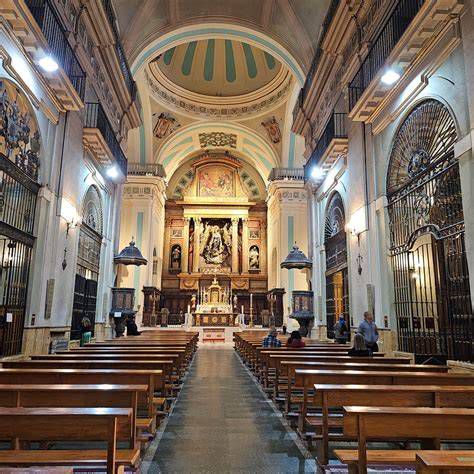 Fachada y planta de la Parroquia Nuestra Señora del Carmen y San Luis