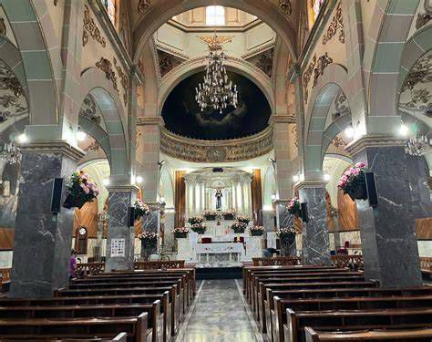Interior barroco con cúpula de la Parroquia Nuestra Señora del Carmen y San Luis