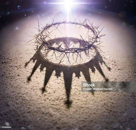 Imagen de un altar con símbolos religiosos y corona de Cristo Rey