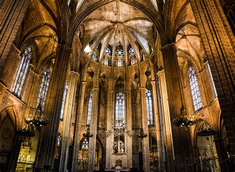 Proyección 360° sobre la fachada interior de una catedral
