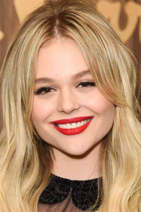 Fotograma: Emily Alyn Lind como Heidi y la figura fantasmal