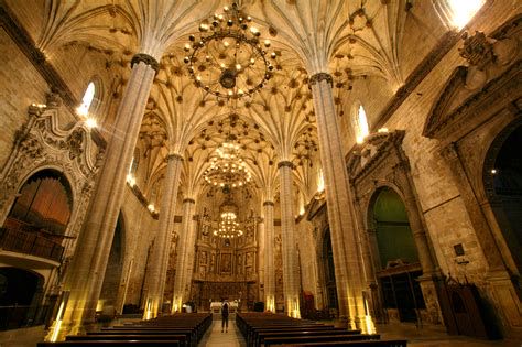Fachada y nave central de la Catedral de Barbastro