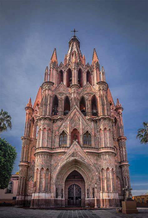Fachada y torre de la Parroquia de San Miguel Arcángel en la Plaza Mayor de Pulpí