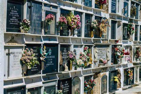Antigua tradición de entierro cristiano en cementerio