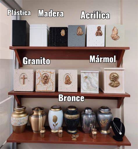 Urnas funerarias con cenizas en cementerio