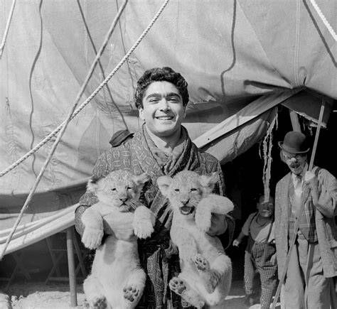 Ángel Cristo con dos cachorros de león en la jaula