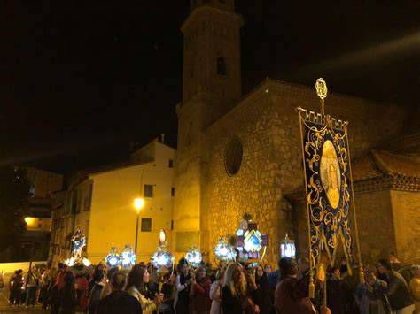Procesión nocturna con tararú y paso iluminado en Palencia