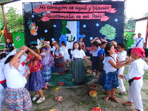 Alumnos participando en actividades educativas y culturales