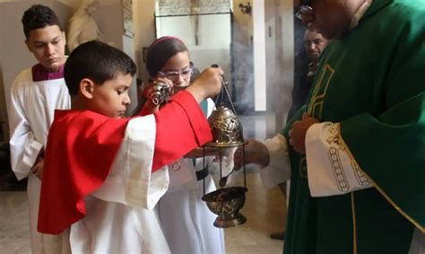 Monaguillos durante la misa ayudando al sacerdote