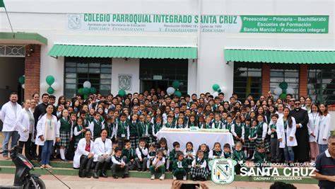 Fachada del Colegio Parroquial Santa Cruz en Av. Richard Cushing