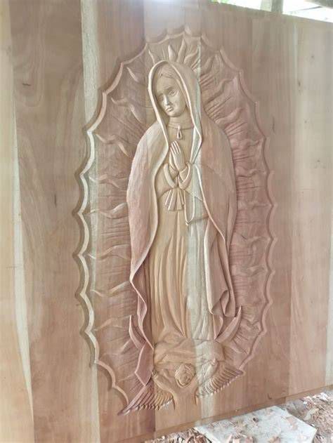 talla de madera de la Virgen de Fátima en detalle