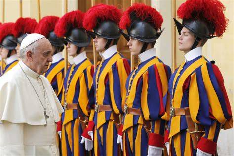 Guardia Suiza Pontificia con uniforme tradicional junto al Papa durante visita oficial