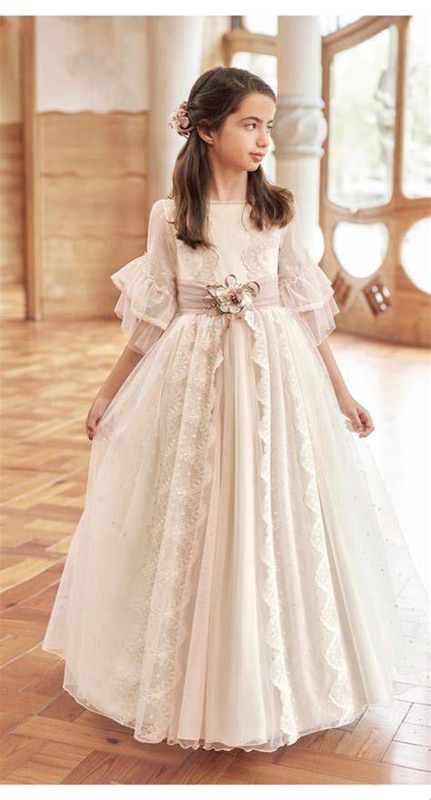 Niños y niñas vestidos para la ceremonia de Primera Comunión