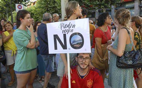 Fotografía de manifestación vecinal en Bouzas contra el párroco
