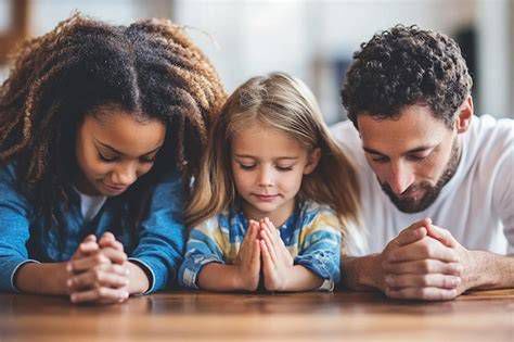 familia rezando junta