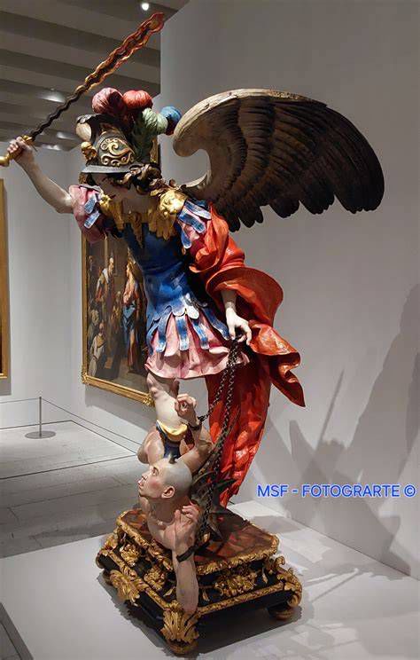 Estatua de San Miguel Arcángel venciendo al demonio