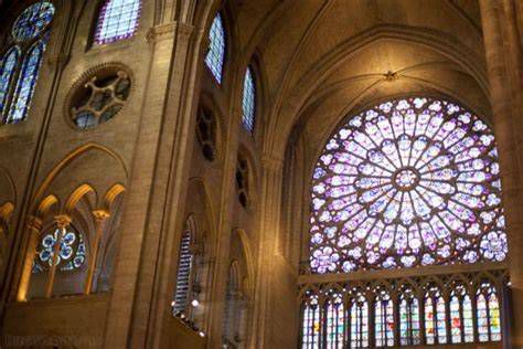 Rosetón principal de Notre Dame iluminado desde el interior
