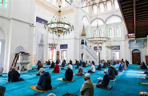 Interior de una mezquita con hombres y área separada para mujeres