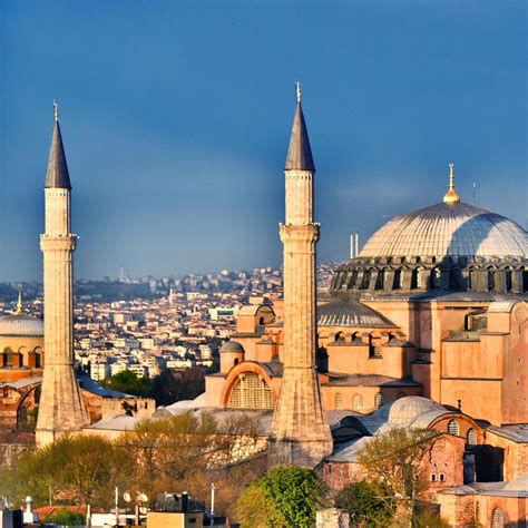 Llamado a la oración en un minarete tradicional en Estambul